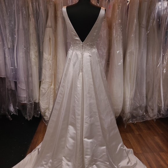 100% Silk Ivory Embroidered Gown - Picture 7 of 8